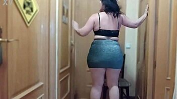 Milf babe dances seductively shaking big ass 😍🍑