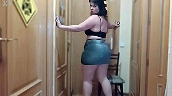 Milf babe dances seductively shaking big ass 😍🍑