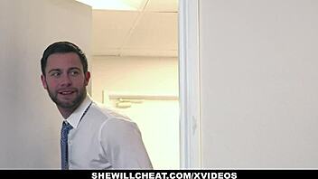 Äldre MILF Nina Hartley hyr ung 18+ hingst för creampie-pounding