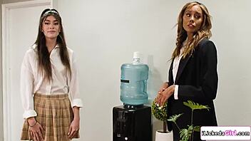 vibrator fails so milf brunette lets lick shaved pussy