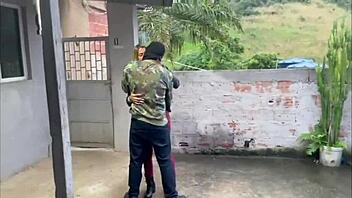 Σύζυγος καυλώνει παθιασμένα στρατιώτη σε κρυφό μέρος