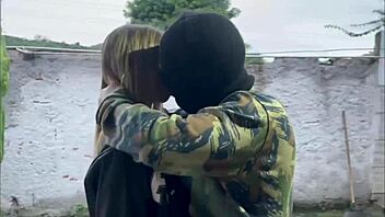 Σύζυγος καυλώνει παθιασμένα στρατιώτη σε κρυφό μέρος