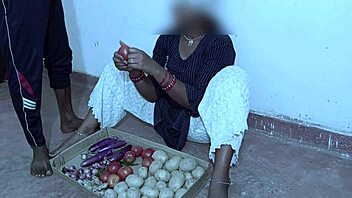 omg sabji wali bhabhi masti sex turns into wild pounding uh