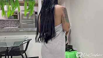 delivery guy pounds horny brunette babe 🍆🚚💦