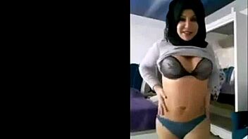 who's this sexy arab cam babe teasing her curves? 🔥