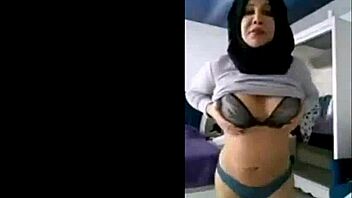 who's this sexy arab cam babe teasing her curves? 🔥