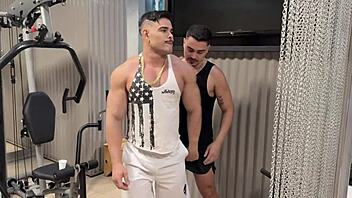 Horny Bodybuilder Assfucks Big Cock In Gym