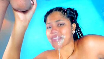 ¡La morena chupa con baba y sin misericordia hasta el fondo!