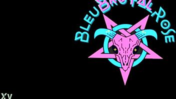 Bleubrutalrose gluurt naar natte kale kut douche speeltjes