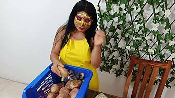 Latina vegetable vendor fucked doggystyle at her shop