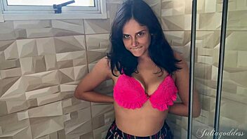 desperate pee and masturbation gets wet messy 😩💦