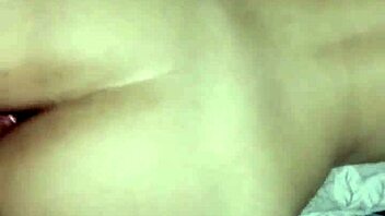 follando hermosa latina jovencita doggystyle hasta creampie en espalda