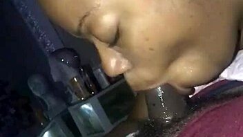 Vrouw bedriegt man met deepthroat op monsterlul