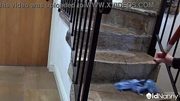 Britische MILF-Tante Trisha zieht sich nackt auf der Treppe aus!