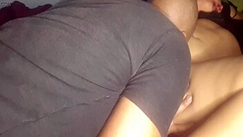 bucetinha lisinha da novinha gets sucked so good