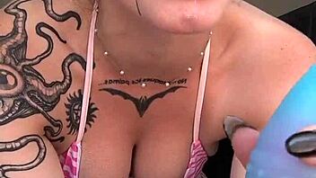 Malafalda reitet Monster-Dildo zum nassen Orgasmus