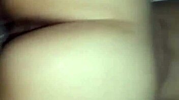 follando hermosa latina jovencita doggystyle hasta creampie en espalda