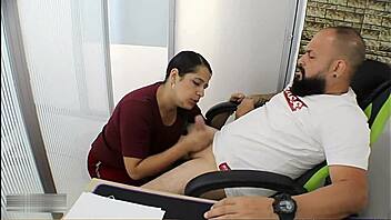 Mi jefe me sube el sueldo por chupar su verga y follar hasta correrme en las tetas 🔥