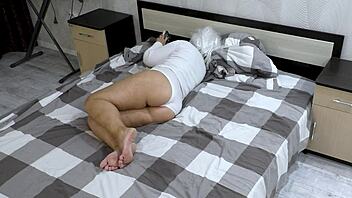 Mature milf squeezes ass tight for intense anal fucking challenge