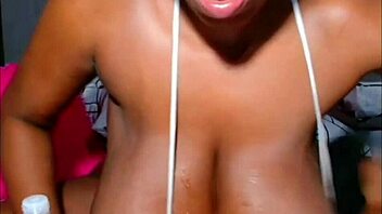 oh putain cul black twerk baise bien sa chatte grasse crémeuse