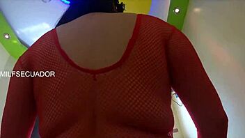 ¡Mira Cómo Le Chupo La Polla Mojadita A Mi Hijastro!