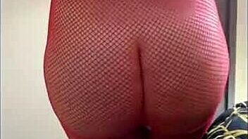 ¡Mira Cómo Le Chupo La Polla Mojadita A Mi Hijastro!