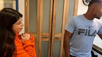 jennie chats with hot pizza delivery guy