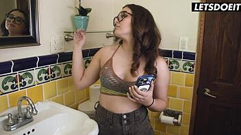 Blonde milf licks wet pussy in steamy threesome scissoring