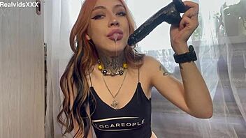 lei si ficca il toy in gola con saliva bavosa che cola ovunque