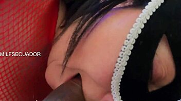 ¡Mira Cómo Le Chupo La Polla Mojadita A Mi Hijastro!