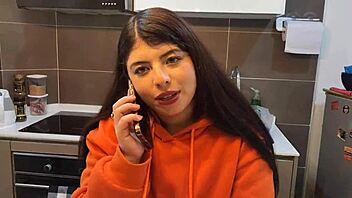 jennie chats with hot pizza delivery guy