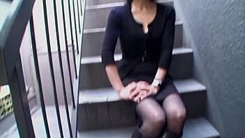 興奮アジア人妻純子坂下見知らぬ男に野外巨乳チラ見せ