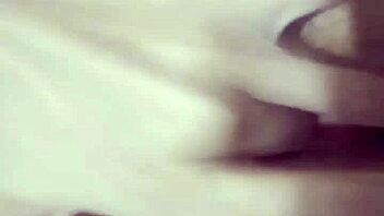 safadinha fingers her wet pussy in solo masturbation tease