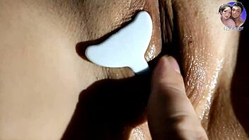 japanese girl vibes juicy pussy before bed