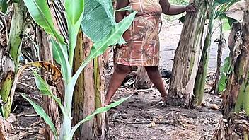 Evangelical milf flashes huge pussy peeing outdoors wildly