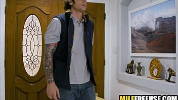 milf housewife freeused by delivery boy