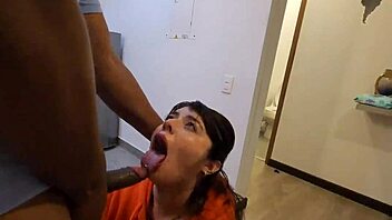 jennie chats with hot pizza delivery guy