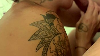 je suce ta bite comme une salope dans mon bain