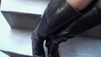 興奮アジア人妻純子坂下見知らぬ男に野外巨乳チラ見せ