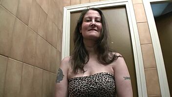 ухх аз съм тая 55-годишна милф която се чука яко част 1 даа