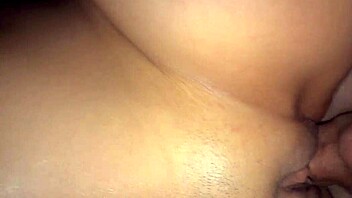 mira como esta milf latina se dobla con verga gorda abriéndole la concha hasta llenarla de leche