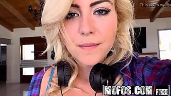 Mofos pervs on patrol summer day twerking blonde blows insurance guy