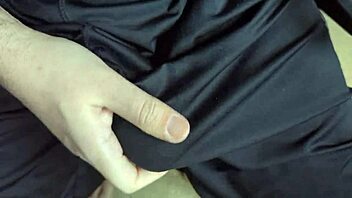 Zachte shorts wrijven kale kut geen slipje masturbatie tease closeup