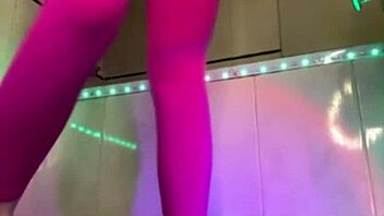 squirting hard in tight pink leggings 💦😈