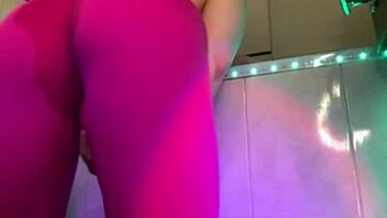 squirting hard in tight pink leggings 💦😈
