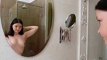 18yo virgin look rubs juicy pussy like pro 💦😍