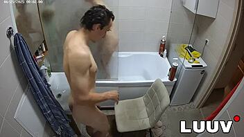 Foxy et Esteban lancent leur baise torride sous la douche en cam réalité