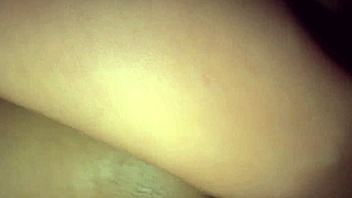 mira como esta milf latina se dobla con verga gorda abriéndole la concha hasta llenarla de leche