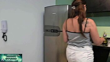 Hey stud, taste my creamy milf pussy dinner tonight!