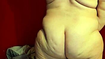 pregnant cougar spreads gaping shaved pussy wide 😲🍑